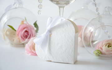 Szív alakú dombornyomott doboz, fehér,  esküvői köszönetajándék, vendégajnándék, ajándékdoboz, köszönőajándék