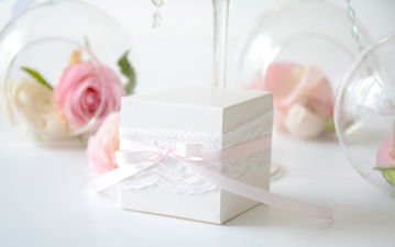 Fehér kocka doboz, csipkeszalaggal, szatén szalaggal,  esküvői köszönetajándék, vendégajnándék, ajándékdoboz, köszönőajándék
